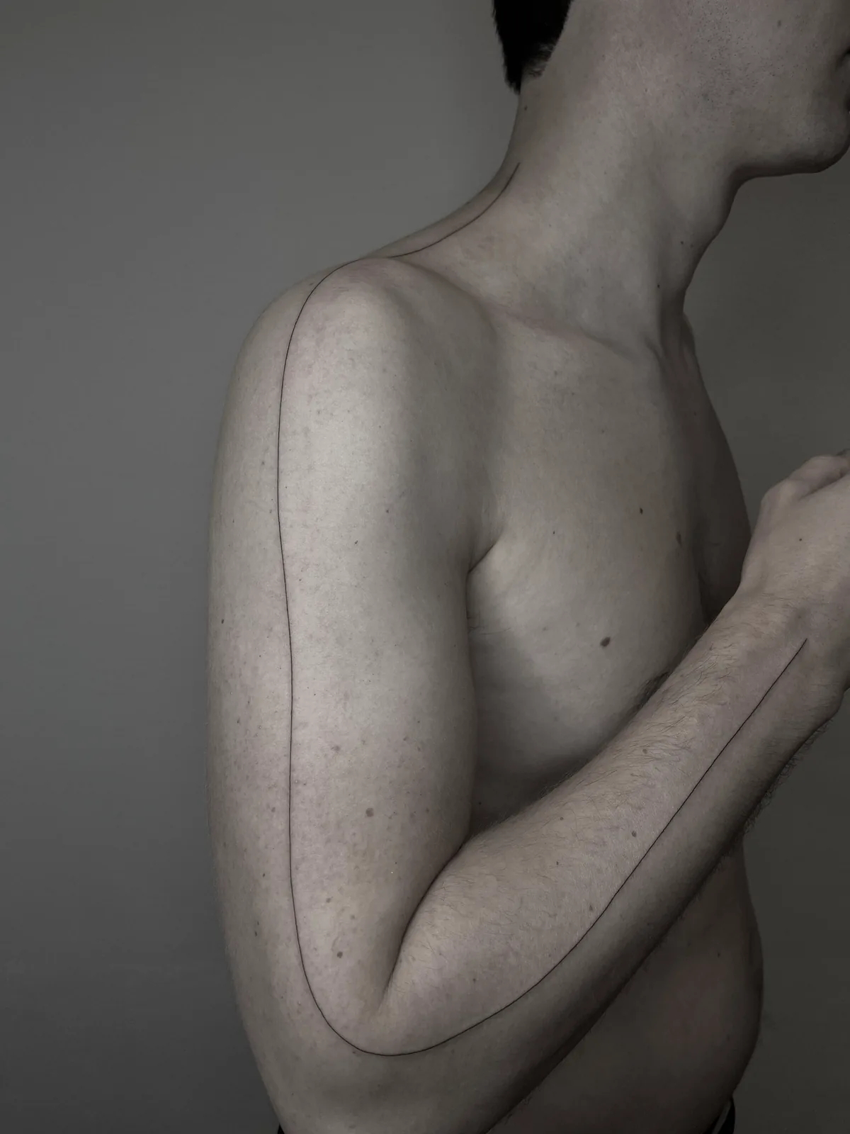Single minimal fine-line contour down the back and side, GAR Tattoo